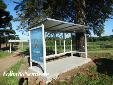 Secretaria da Indústria instala novas paradas de ônibus no município