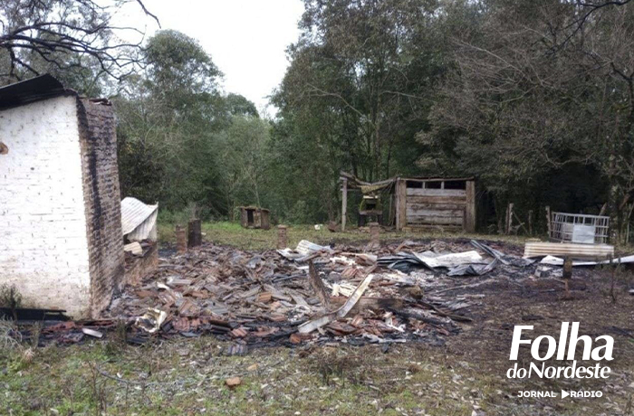 Incêndio destrói residência na zona rural de Lagoa Vermelha. Polícia investiga possível crime