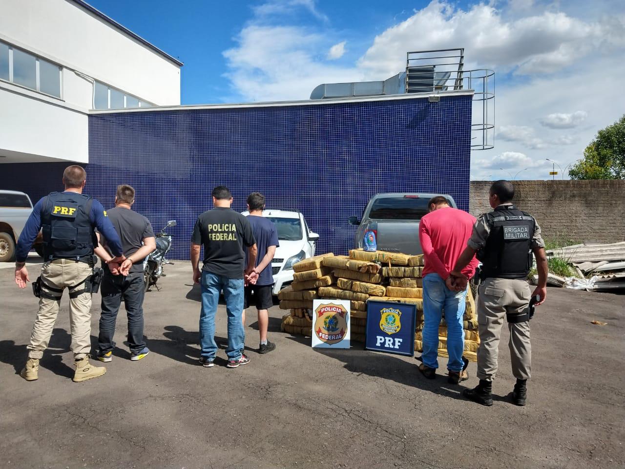 PRF, PF e BM apreendem aproximadamente uma tonelada de maconha em Sanananduva