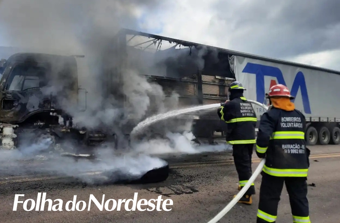 Caminhão atingido pelo fogo na ponte de Barracão-RS na BR 470
