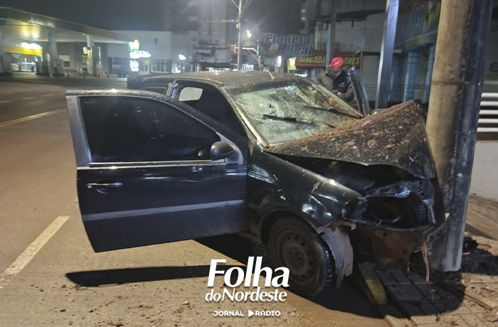 Motorista perde o controle da direção e colide contra poste em Lagoa Vermelha