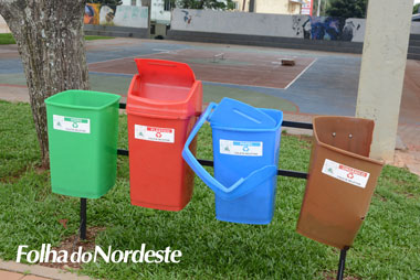 Vândalos destroem novamente as lixeiras da Praça Frei Mateus Dolzan