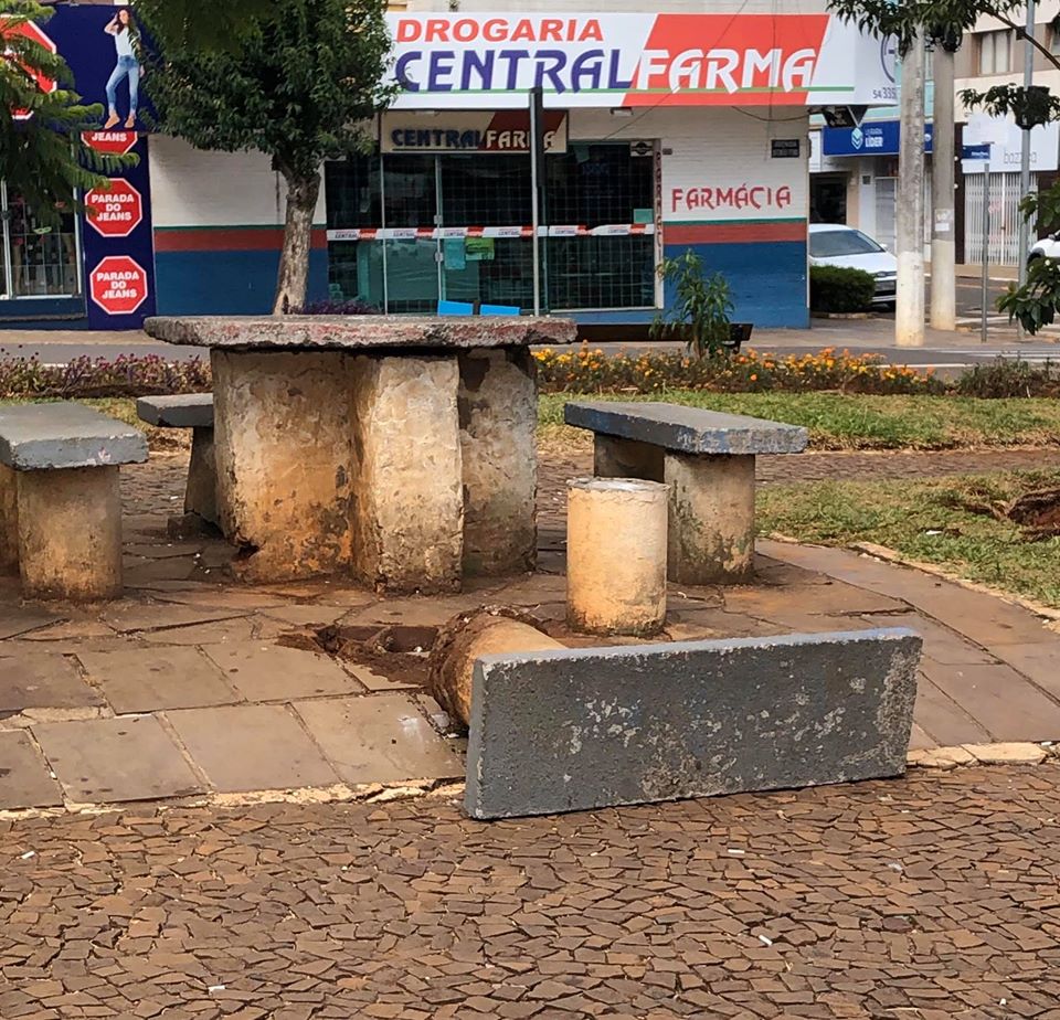 Mais uma cena de destruição do patrimônio público em Lagoa