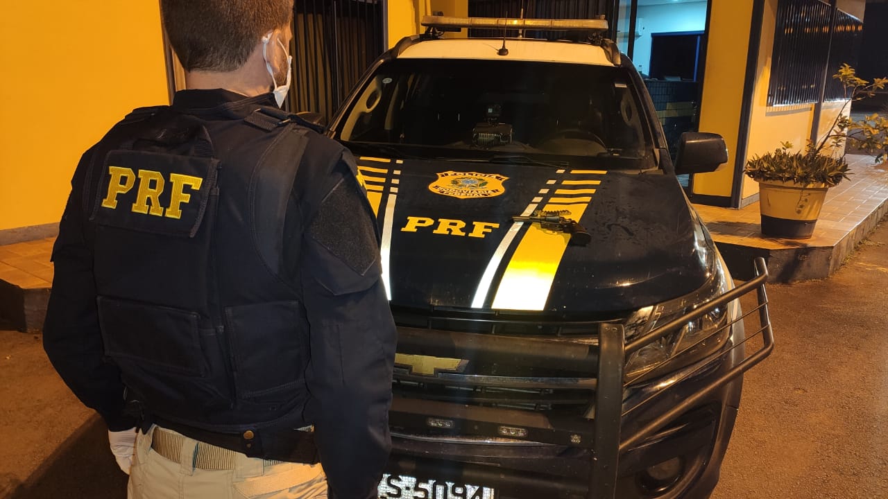 PRF prende passageiro armado em ônibus