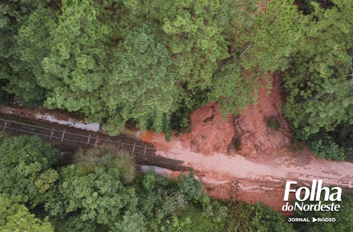 Deslizamento de terra atinge estrada e ferrovia em Mato Castelhano