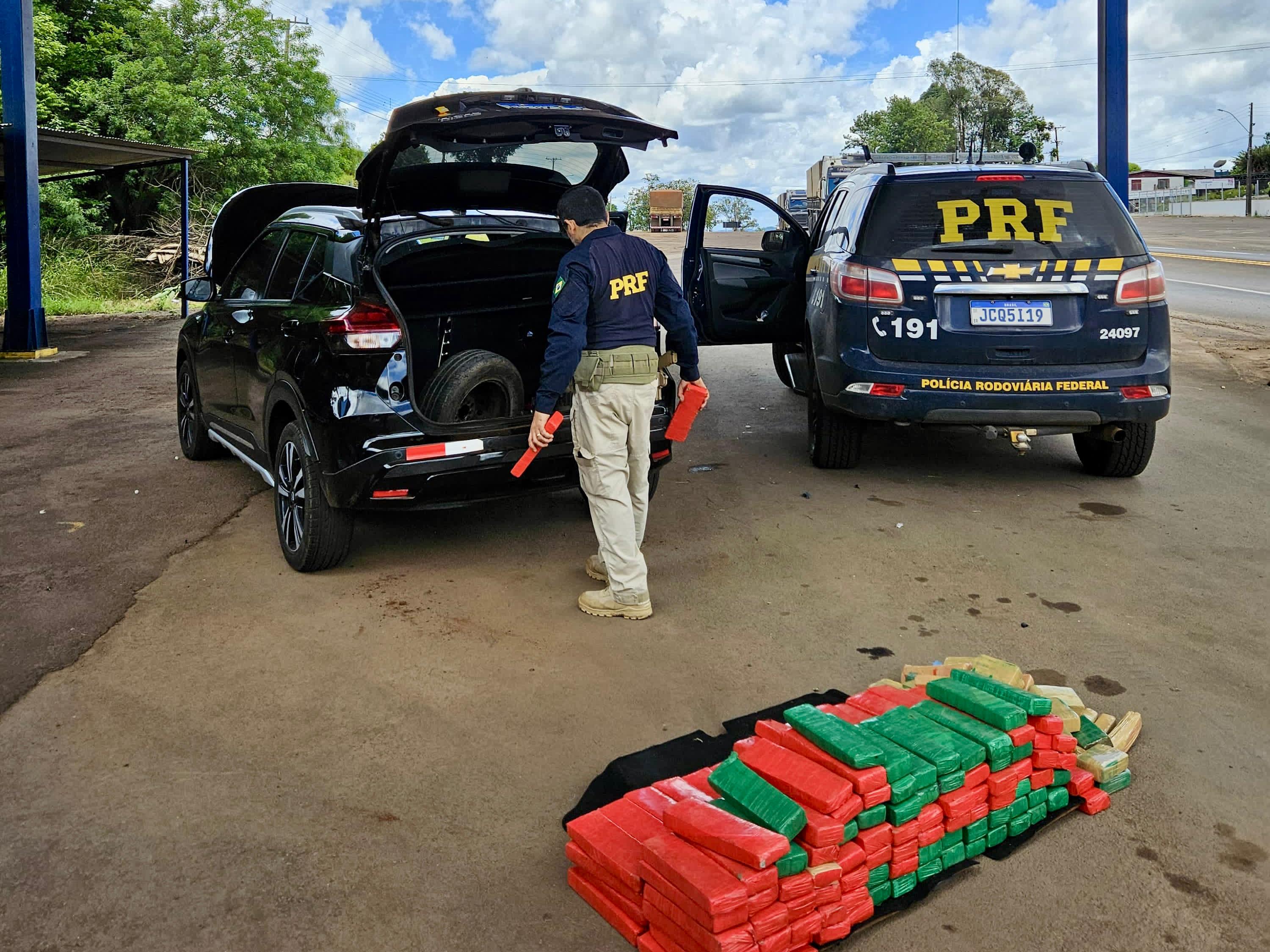 Polícia Rodoviária Federal apreende 108 quilos de maconha e prende casal de paraguaios na BR-386, em Sarandi