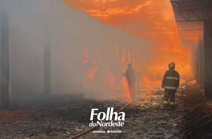 Incêndio de grandes proporções destrói galpão no interior de Mato Castelhano