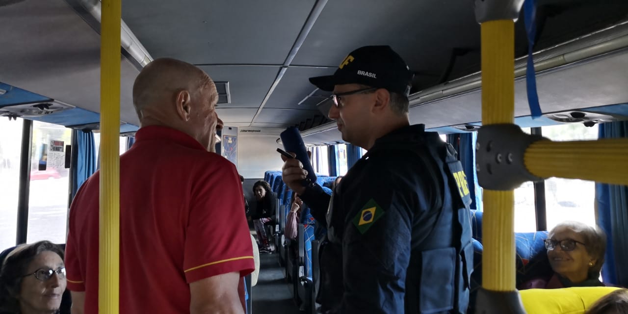PRF realiza ação educativa em transporte coletivo no Rio Grande do Sul