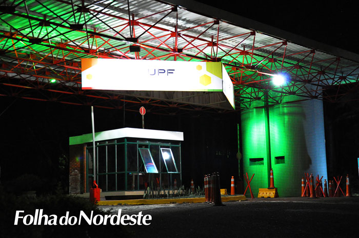 Pórtico da UPF é iluminado de verde para homenagear os profissionais que estão fazendo frente à epidemia 