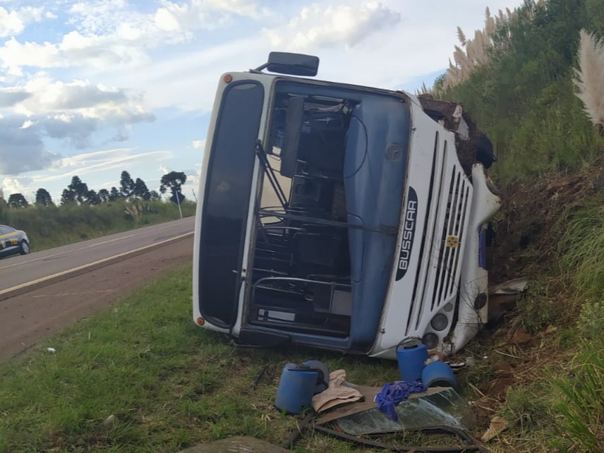 Ônibus que transitava no sentido Vacaria-Bom Jesus tomba e deixa quatro feridos