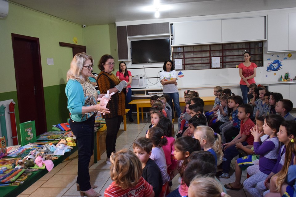 Ibiraiaras: Livros para educação infantil são entregues na escola Benito Martinelli