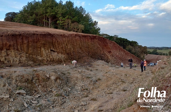 Trafegabilidade: Prefeitura trabalha em obra de rebaixamento de morro entre Capão do Cedro e Santa Luzia