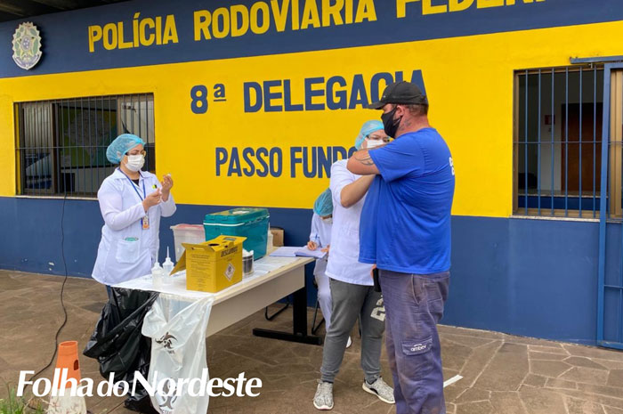 Caminhoneiros são vacinados contra a gripe na Unidade da PRF em Passo Fundo