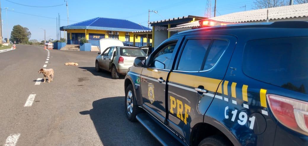 PRF prende dois homens e recupera um veículo roubado em Santa Catarina