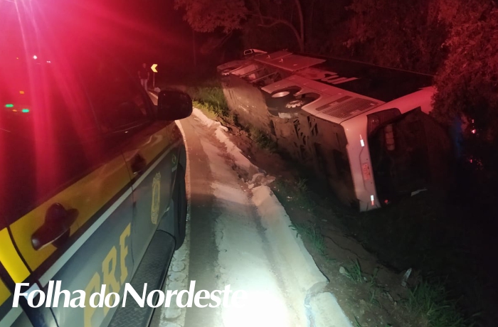 PRF atende acidente com morte em tombamento de ônibus