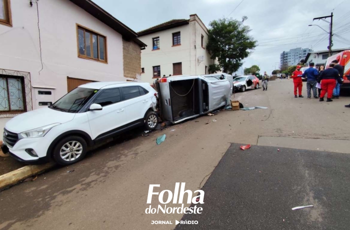 Hilux tomba após colisão e atinge veículos estacionados no Centro de Tapejara