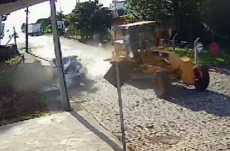 Explosão de pneu de patrola assusta moradores e danifica carro em Casca
