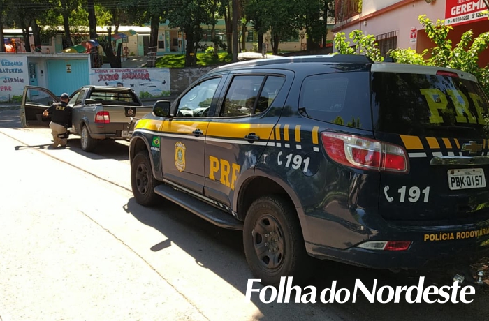 PRF prende dupla de criminosos com carro roubado