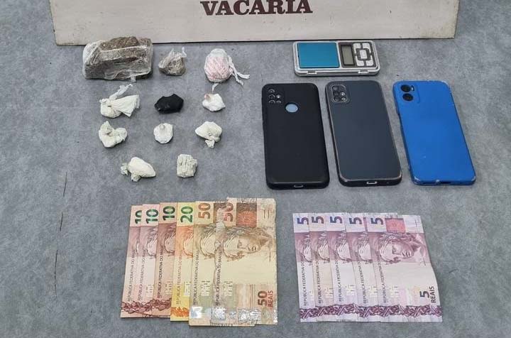 Três homens presos e adolescente apreendido por tráfico de drogas em Vacaria
