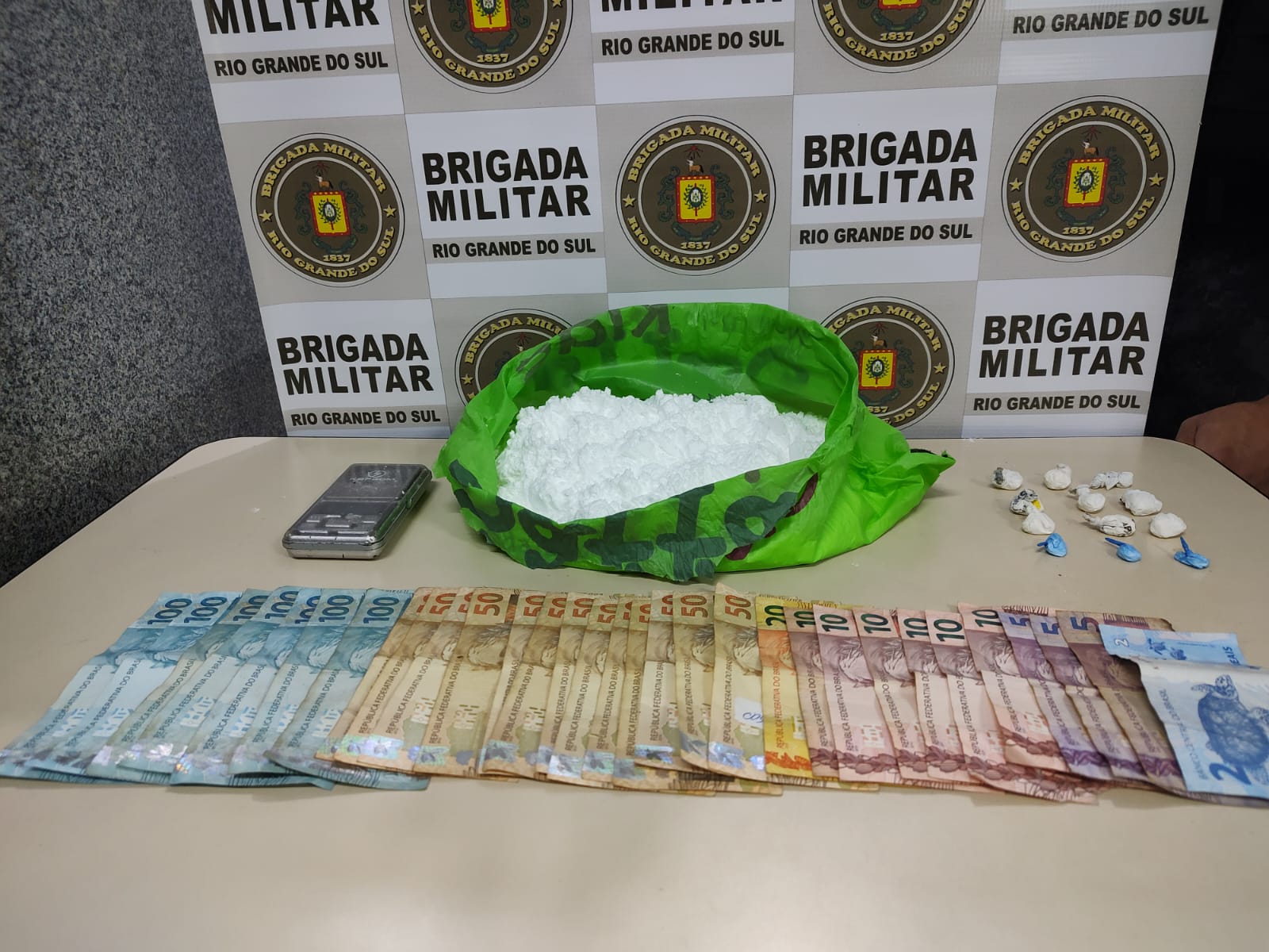 Brigada Militar prende três homens por tráfico de drogas no bairro São Sebastião