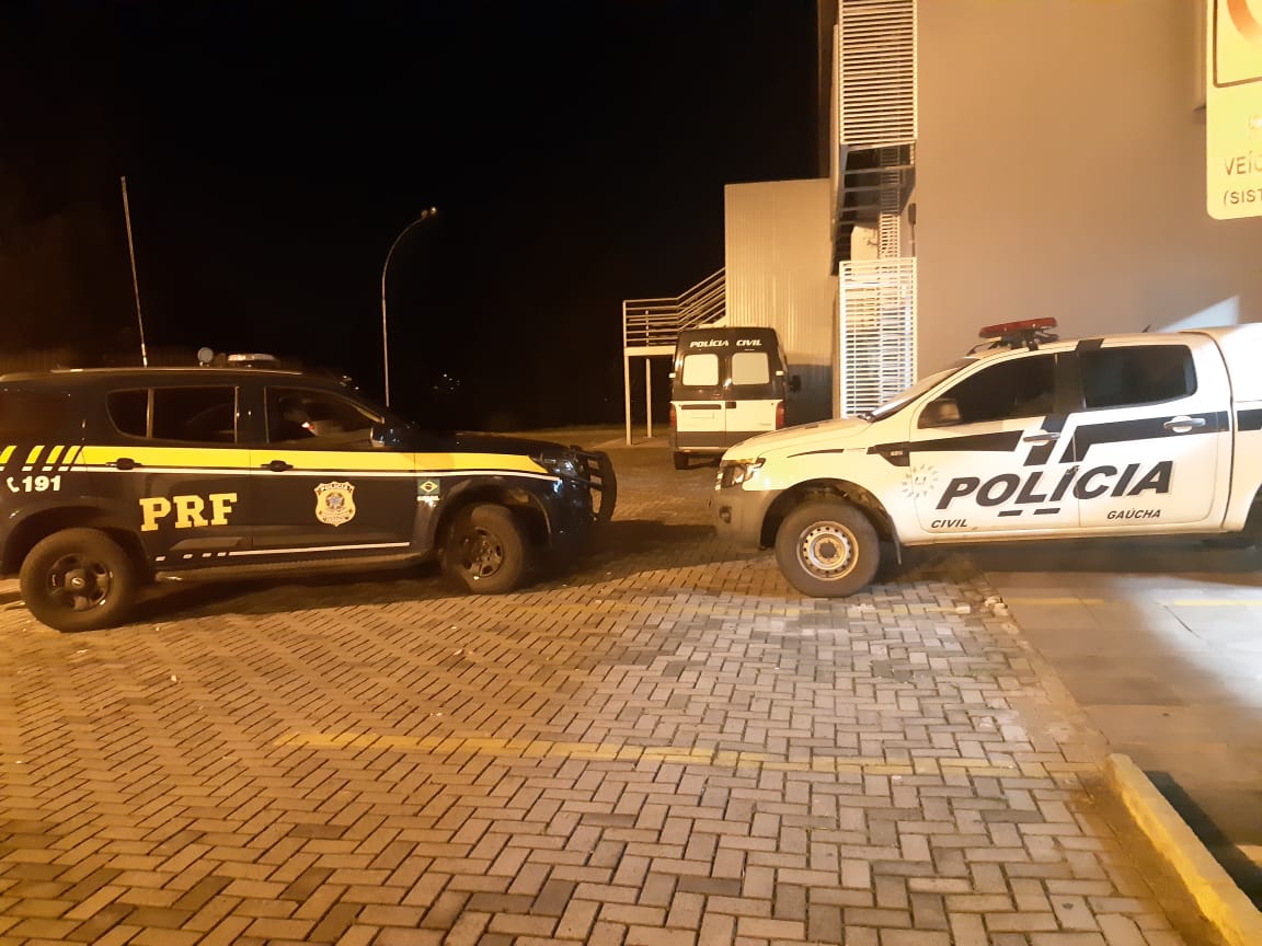 PRF prende dois procurados pela justiça na madrugada deste domingo