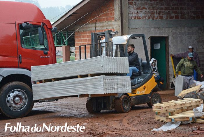 Ajuda: Mais de 5 mil telhas foram entregues para população atingida pelo granizo