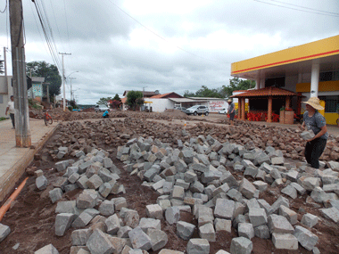 Secretaria de Obras realiza manutenção da Av. Circular e rua Dr. Jorge Moojen
