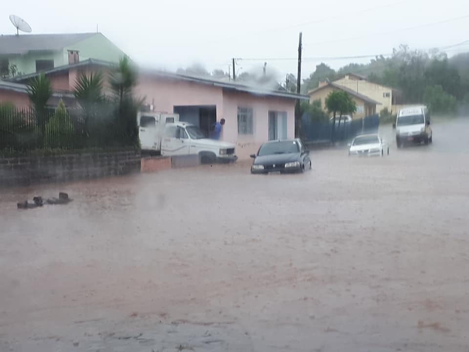 Chuva causa alagamentos em vários bairros da cidade