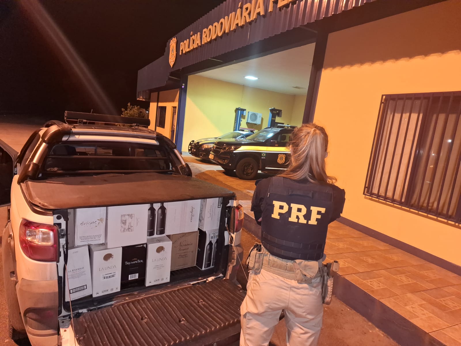 PRF apreende veículo com mais de 300 garrafas de vinho em Sarandi 