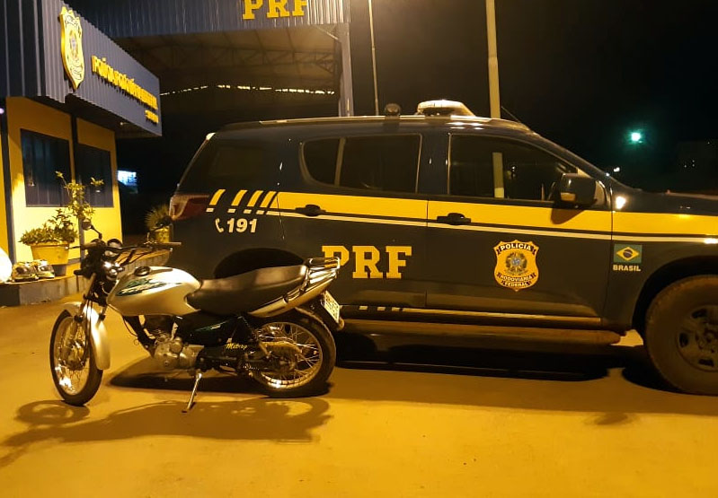 Polícia apreende com menor moto com placa adulterada 