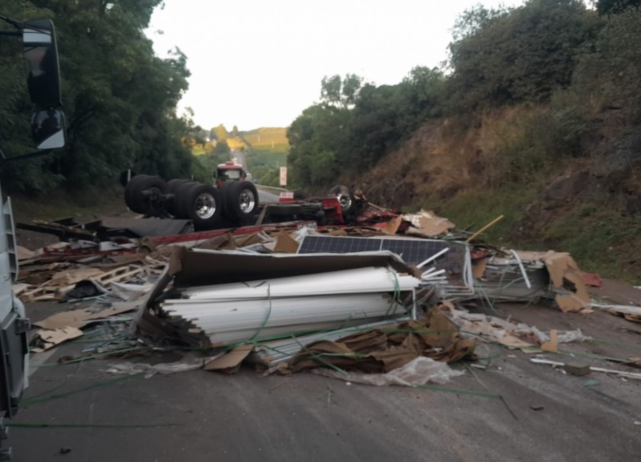 Motorista morre em tombamento de caminhão na BR-285 entre Lagoa Vermelha e Caseiros