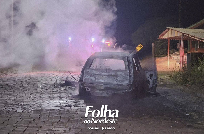 Veículo é destruído por incêndio na área central de Água Santa