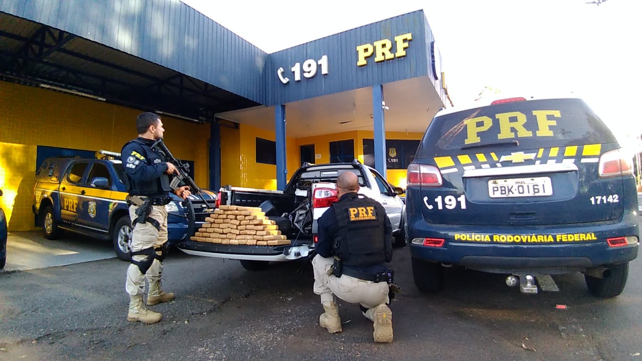 PRF apreende 45 quilos de maconha em caminhonete clonada na região 