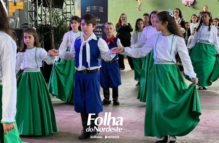 Grupo de Dança Tradicionalista e Chula representa Caseiros na Feira Regional do Livro e Cultura na Praça
