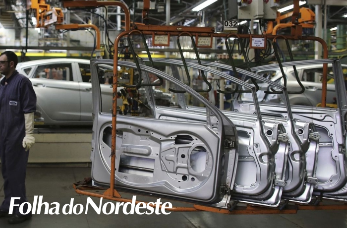 Produção industrial cai 2,4% de fevereiro para março