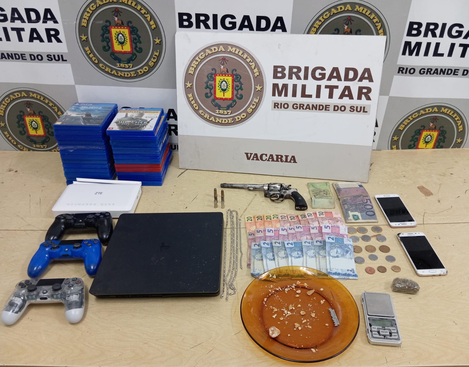 Brigada Militar efetua apreensão de menor por tráfico de drogas e porte ilegal de arma de fogo