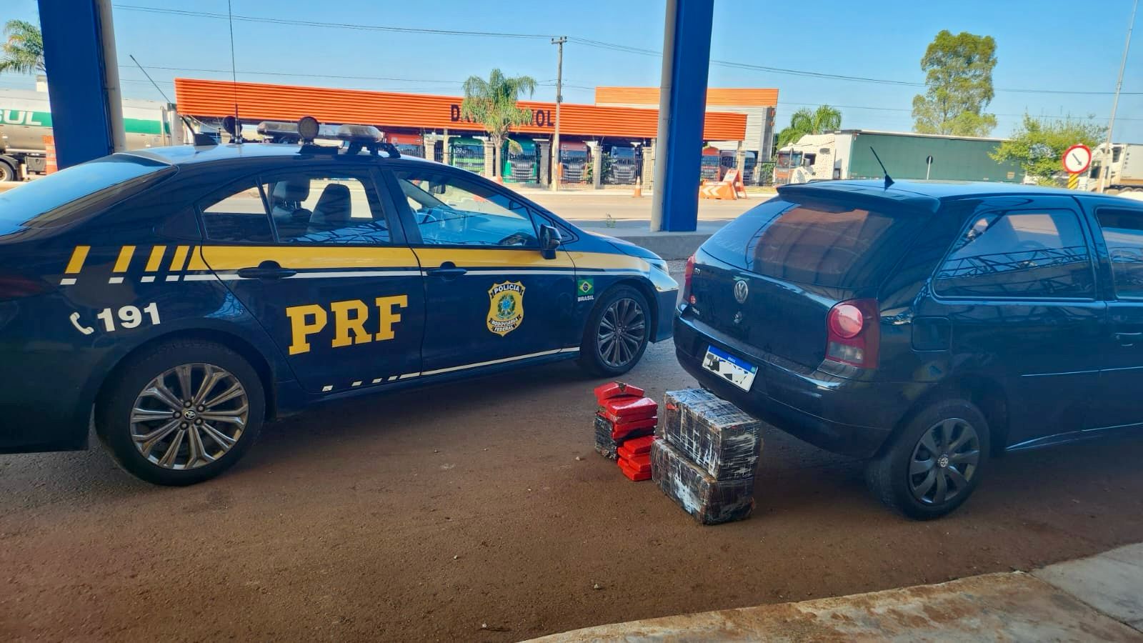 PRF prende homem, mulher e apreende adolescente que transportavam 47 quilos de maconha