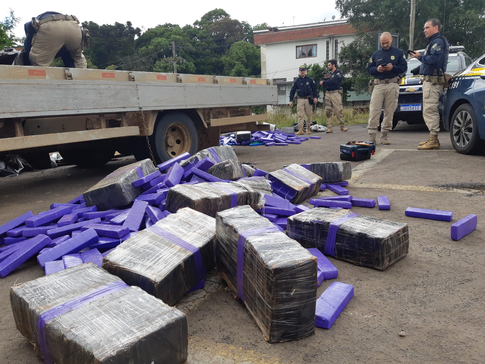 Mais de uma tonelada de maconha é apreendida em caminhão de mudanças