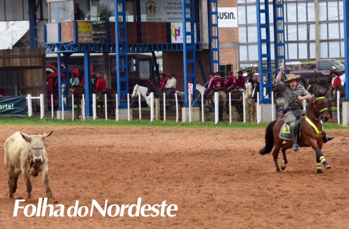 Brigada Militar faz apresentação no Tiro de Laço na abertura oficial do Rodeio Nacional de Vacaria