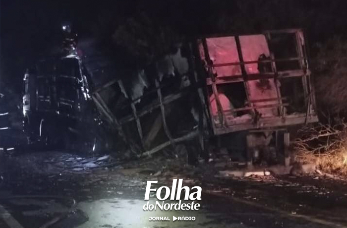 Incêndio atinge carreta carregada com lajotas na ERS-126, próximo ao trevo de Ibiaçá