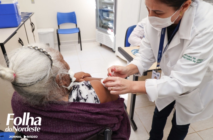 Aumento nas internações por covid-19 em idosos reforça importância da vacinação bivalente