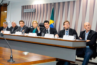 Audiência debate alternativas à crise da cadeia produtiva do leite