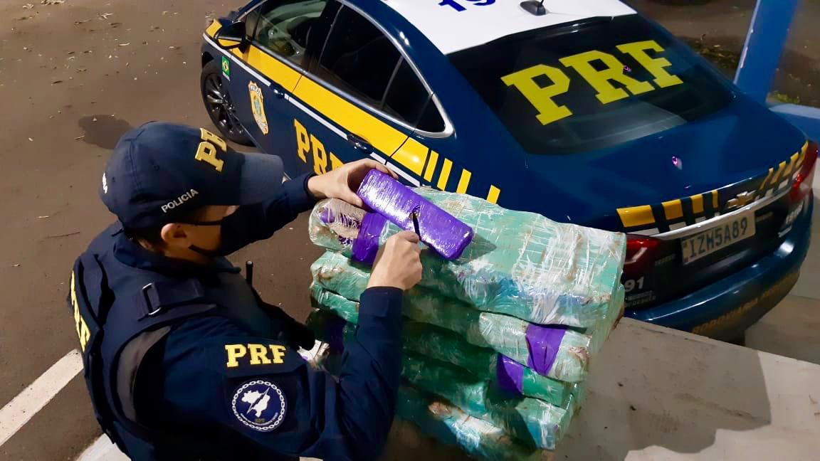 Policiais prendem um homem e apreendem um adolescente com mais de 46 quilos de maconha em Marcelino Ramos