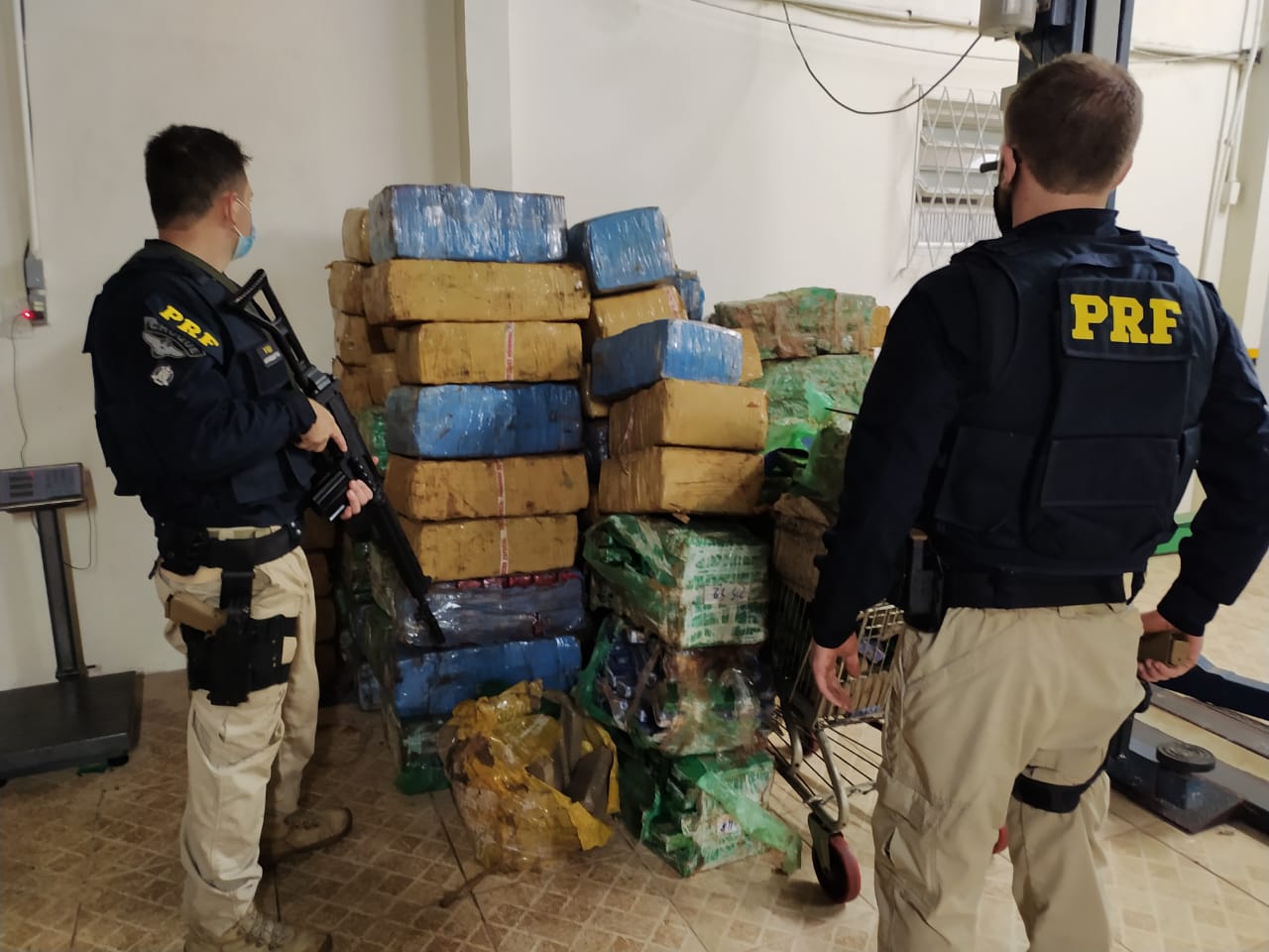 PRF apreende 2 toneladas de maconha no meio de uma carga de adubo