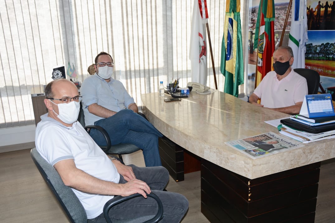 Prefeito em exercício, Kramer recebe médico atuante no combate ao COVID