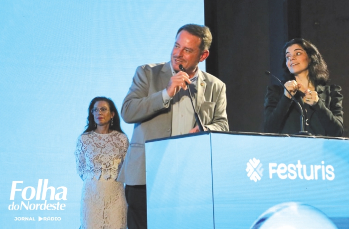 Secretário Ronaldo Santini representa governador Eduardo Leite na abertura da Festuris em Gramado