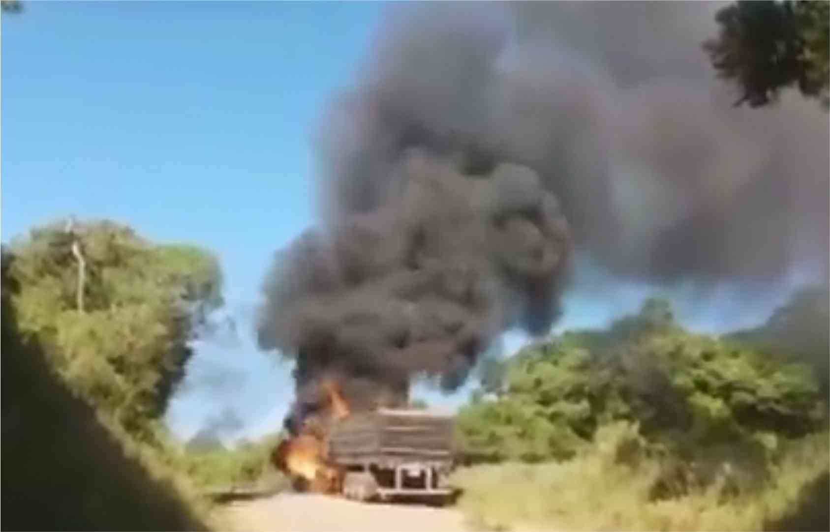 Caminhão de Lagoa Vermelha incendeia em Ibiraiaras