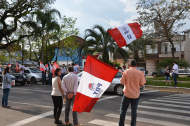 Militância de Menegaz e Pomatti promovem bandeiraço na Afonso Pena