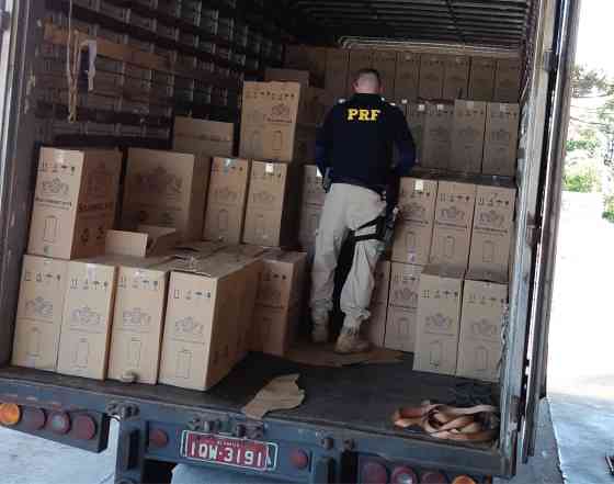 Polícia apreendeu carreta transportando cerca de 250 mil maços de cigarros  irregulares em Vacaria
