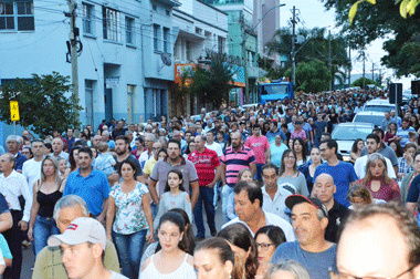Procissão e encenação da Via Sacra aconteceram na avenida Afonso Pena